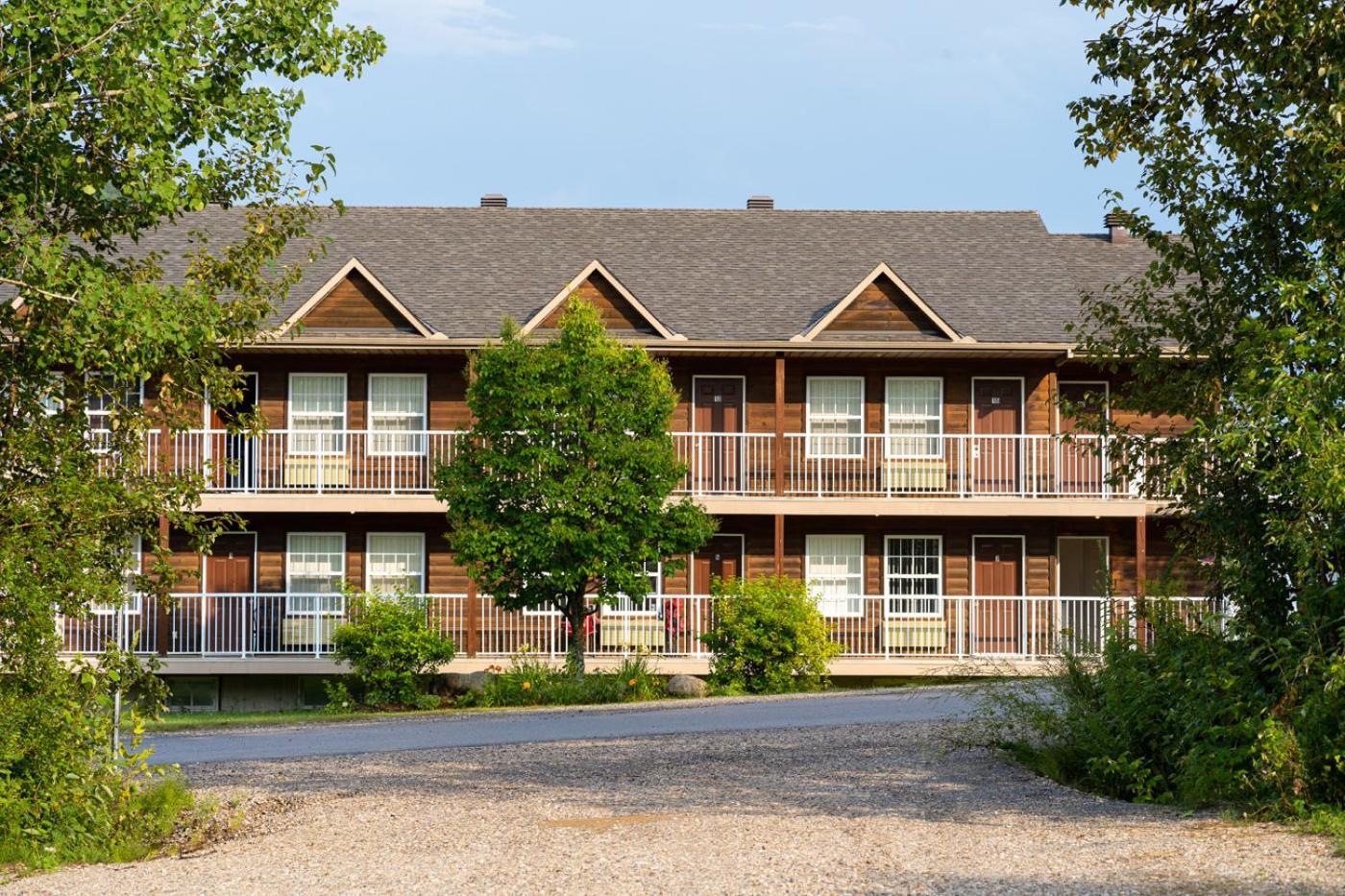 Auberge Royal Papineau Notre-Dame-de-la-Salette Екстер'єр фото